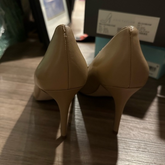 ANN TAYLOR LEATHER PUMP - Picture 3 of 5